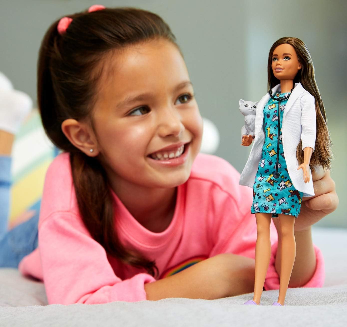 Barbie GJL63 - Brünette Barbie Tierärztin Puppe mit Arztkittel, Kleid und Kätzchen