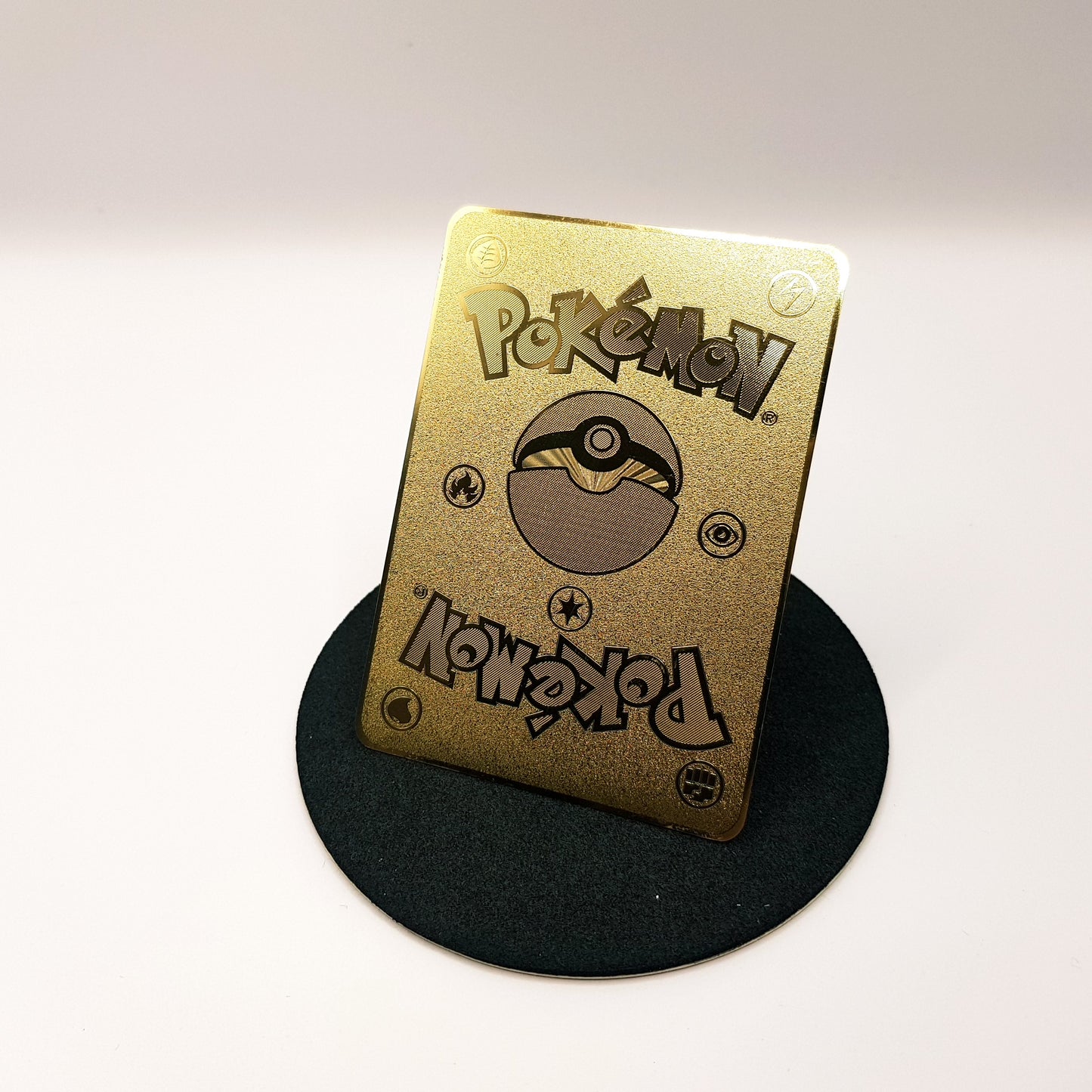 Pikachu Pokemon Gold Karte Deko Metall im Ultra Pro Toploader
