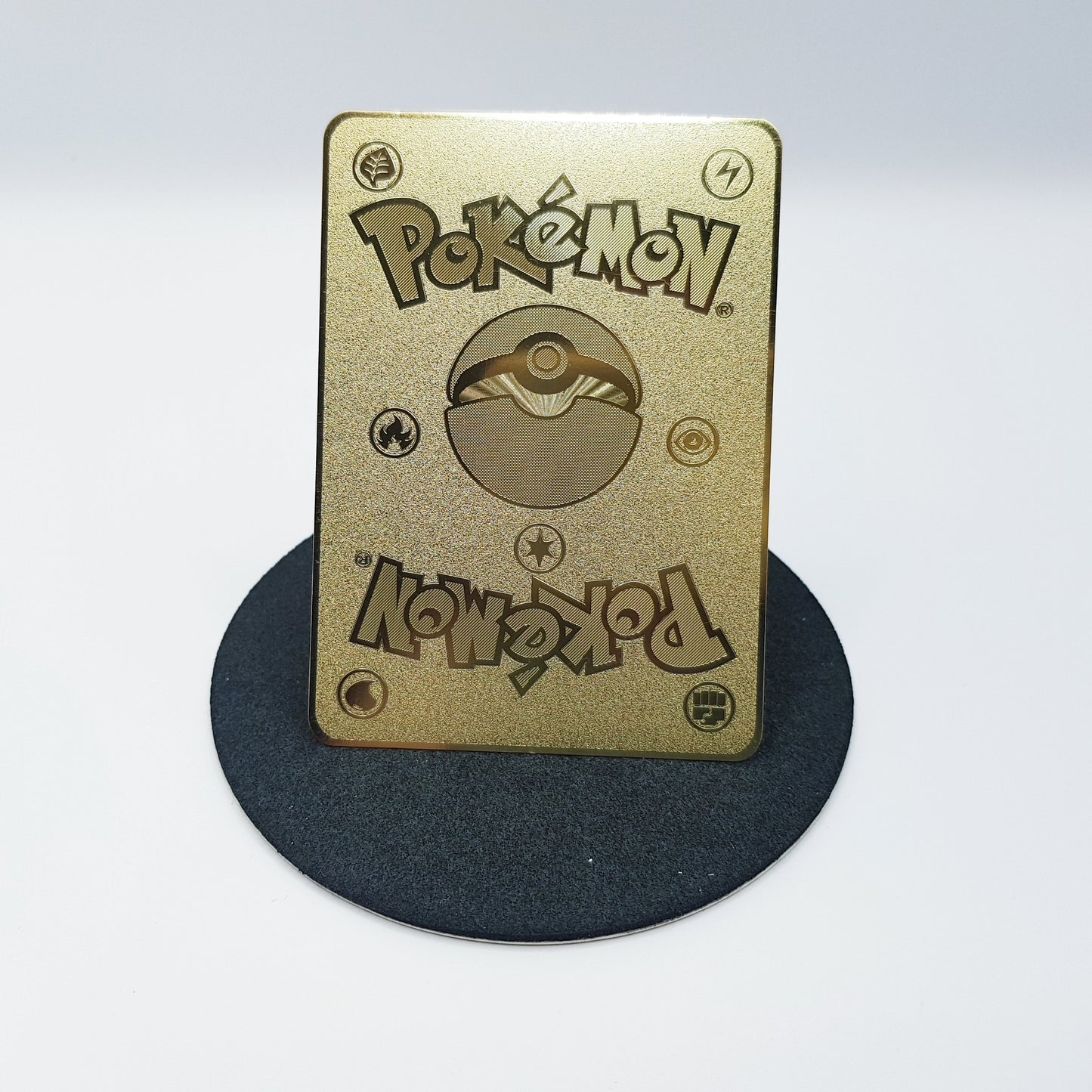 Pikachu im Glurak-Kostüm Pokemon Gold Karte Deko Metall im Ultra Pro Toploader