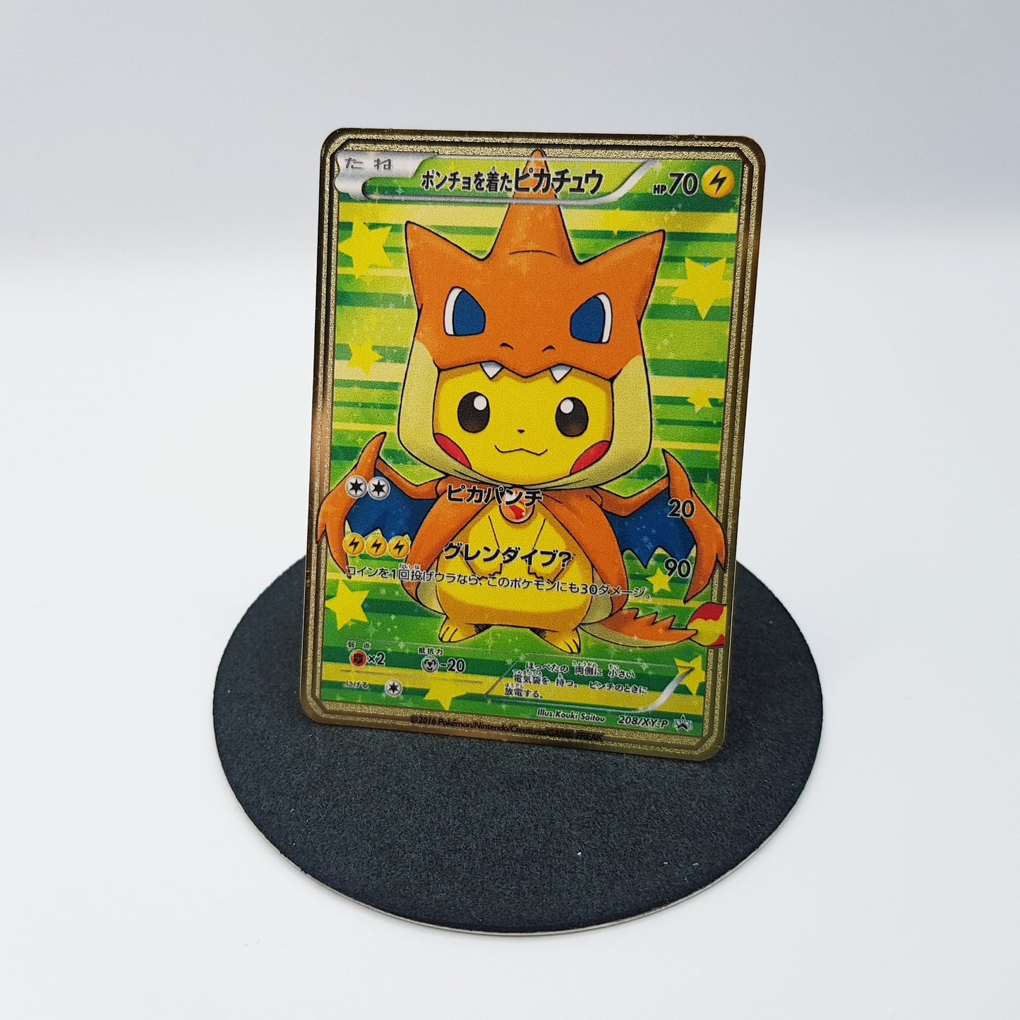 Pikachu im Glurak-Kostüm Pokemon Gold Karte Deko Metall im Ultra Pro Toploader